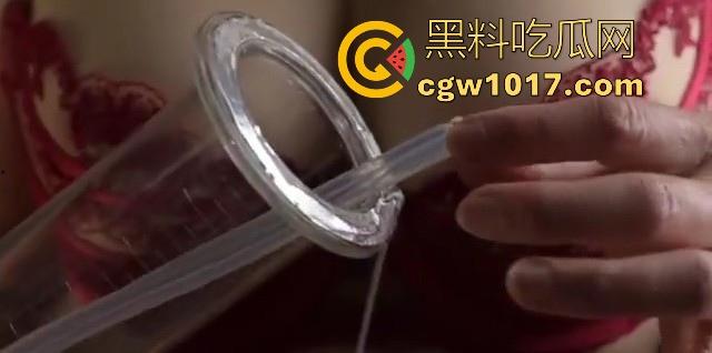猎奇重口！国外调教已经发展到这地步了吗？真空针管插鸡巴尿道，直接一个按钮下去男奴直接射满大大一杯！-2