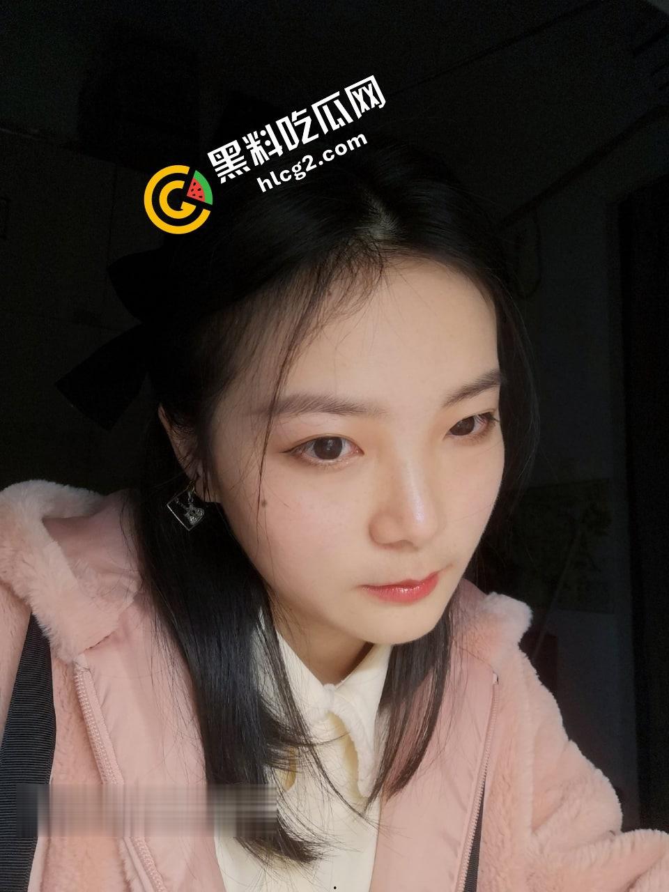 百度云泄密流出！华南师范大学D奶骚贱眼镜妹『刘璐』卫生间对镜后入性爱视频流出！-1