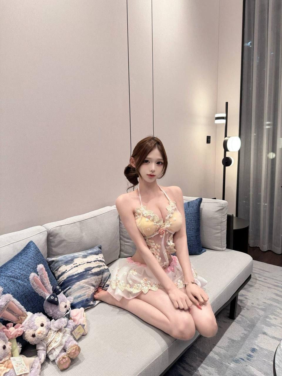 抖音极品网红【李恩秀】,体验咯咯哒的一天Vlog,巨乳翘臀勾引外卖员,被后入狂怼射满全身,聊天记录真实劲爆!-4