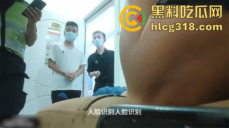 足浴店加钱操女技师,中途警察闯入直接吓软,吓的技师不敢脱衣服,直接掰开热裤无套插入!-4