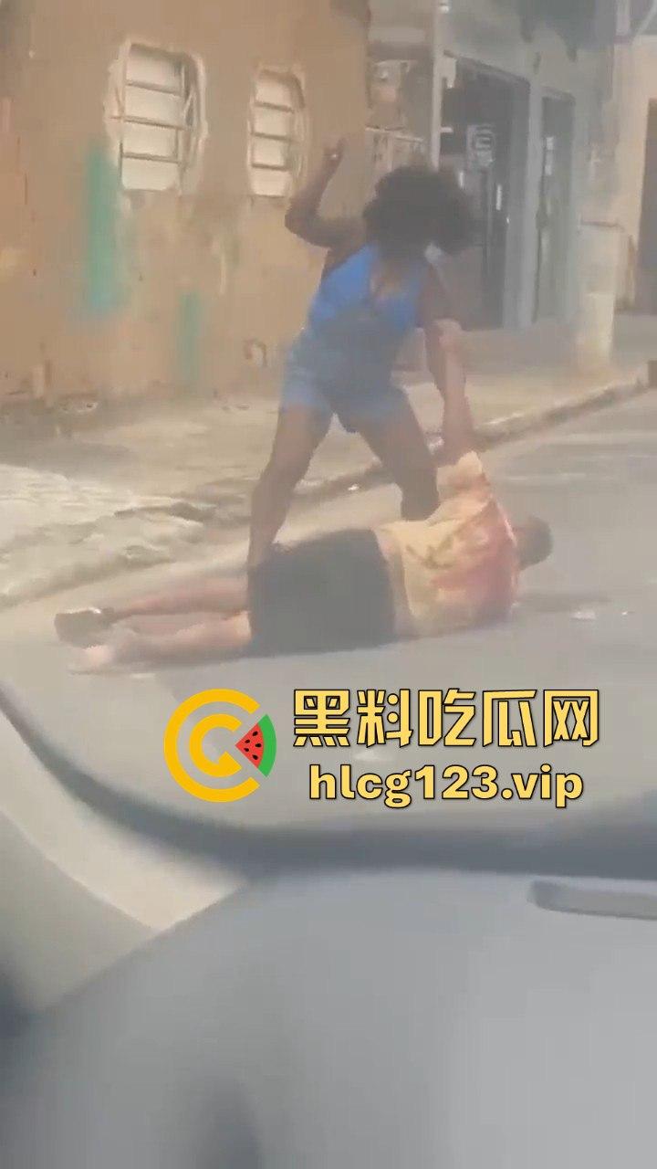 巴西刀妹街头大开杀戒！持刀乱砍，残忍程度堪比暴力片，血流成河！-1