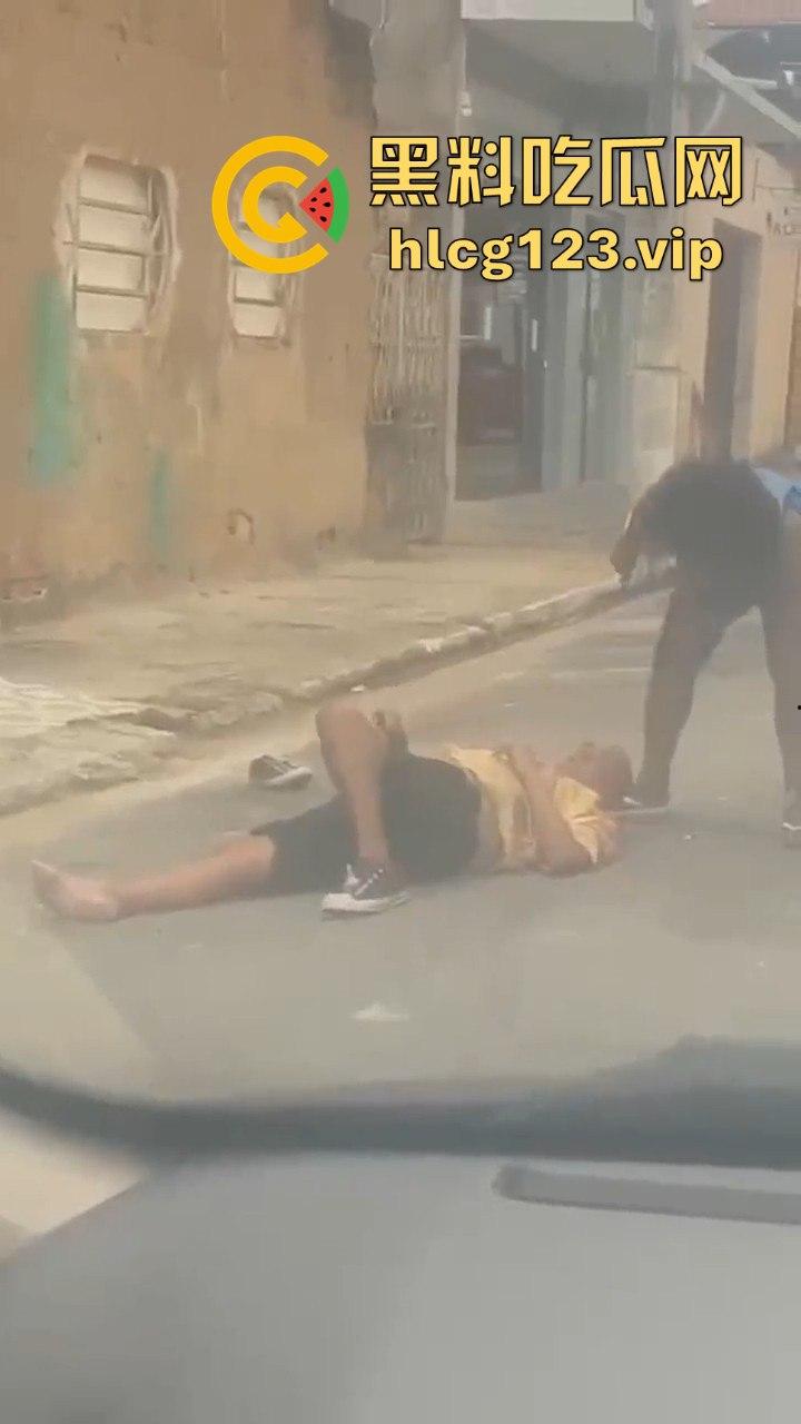 巴西刀妹街头大开杀戒！持刀乱砍，残忍程度堪比暴力片，血流成河！-2