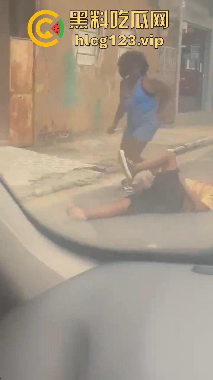 巴西刀妹街头大开杀戒！持刀乱砍，残忍程度堪比暴力片，血流成河！-3