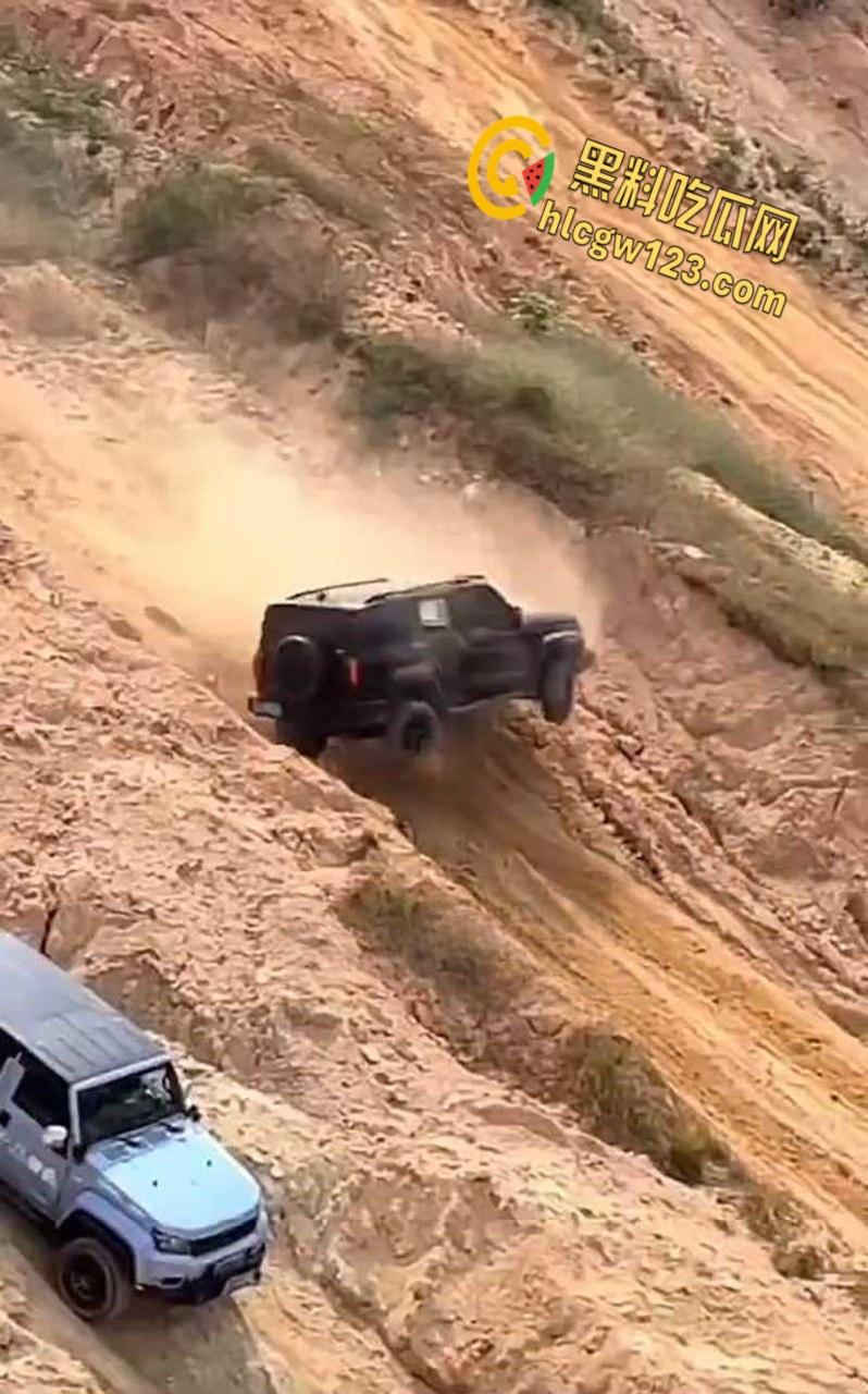 越野有风险爬坡需谨慎,云南百车大战一越野车失控翻车,车主被甩出途中二次被车身砸飞!-3