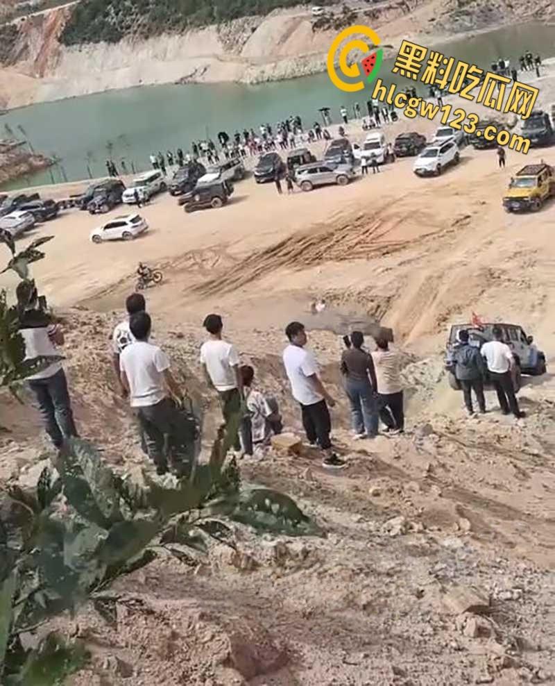 越野有风险爬坡需谨慎,云南百车大战一越野车失控翻车,车主被甩出途中二次被车身砸飞!-5