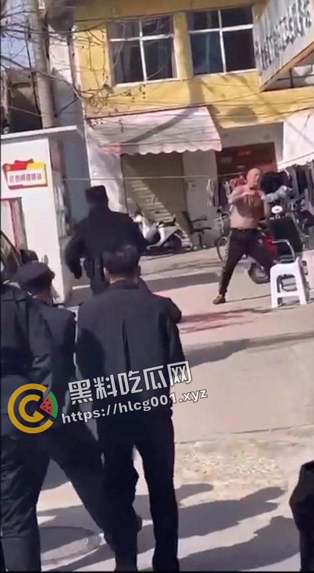 徐州鼓楼男子砍死三个人后当场自尽 对着自己脖子疯狂割 这是真的狠人 现场血腥画面流出-4