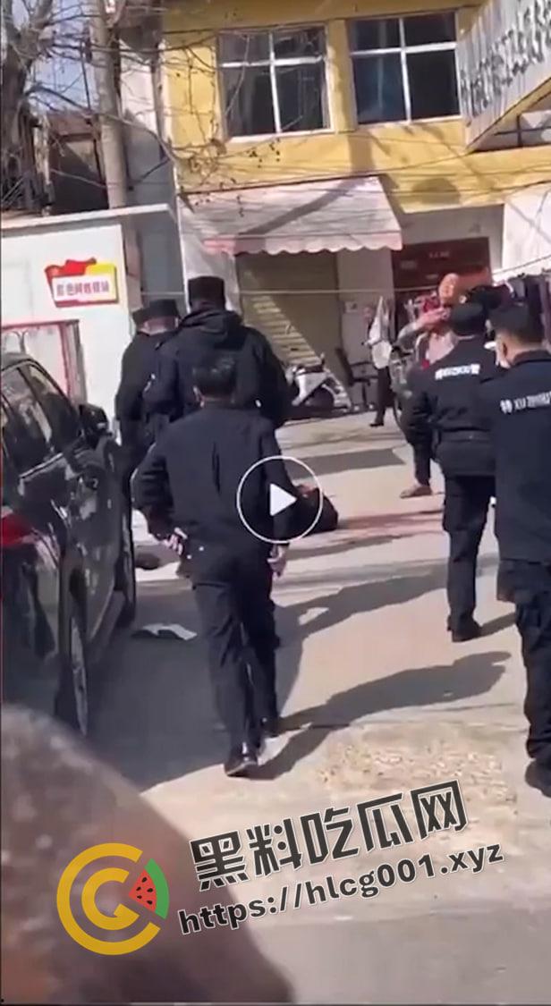 徐州鼓楼男子砍死三个人后当场自尽 对着自己脖子疯狂割 这是真的狠人 现场血腥画面流出-5