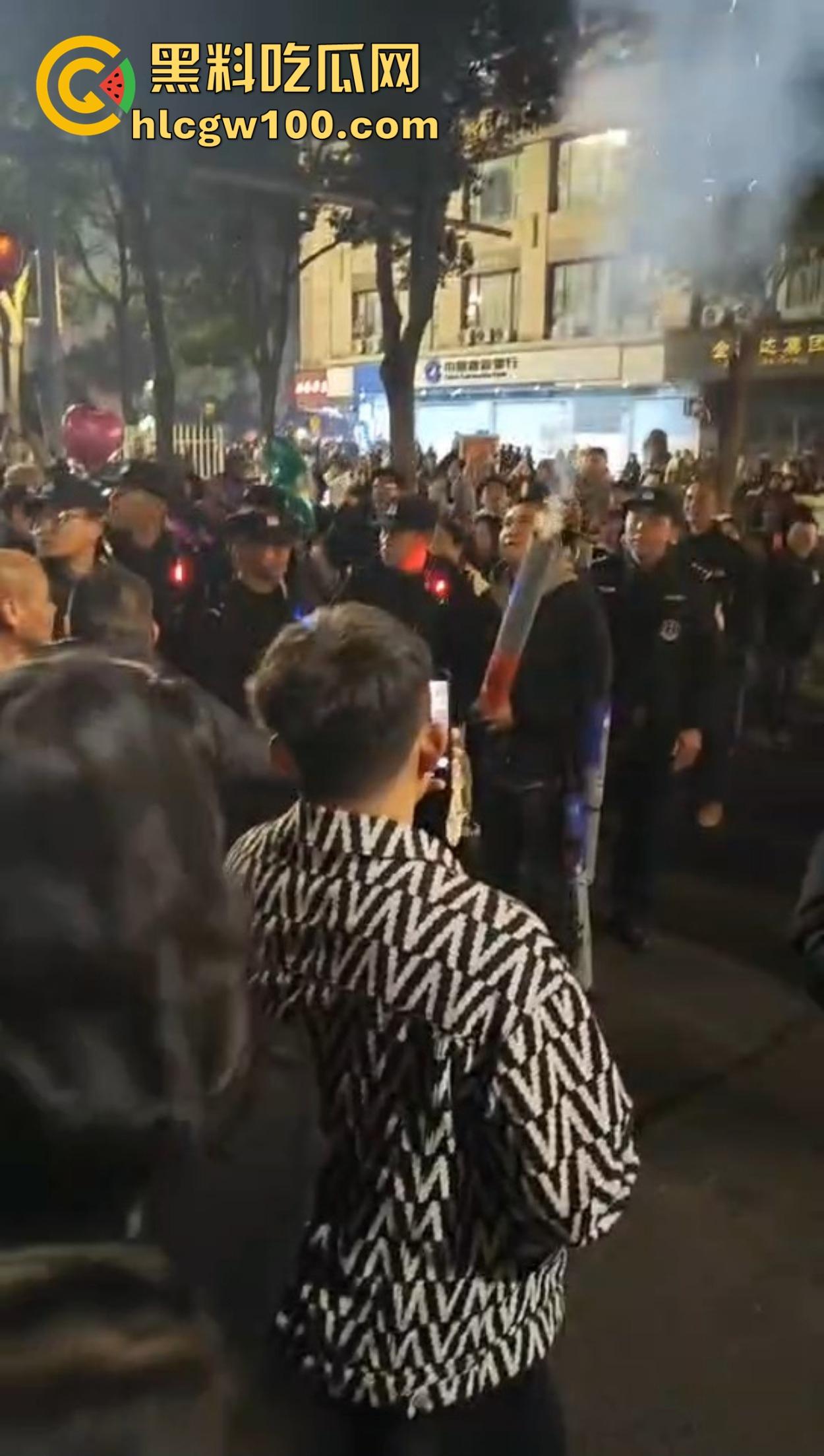 温州广场烟花事件搞笑收场，大半夜点烟花浪漫没享受多久，气氛没拉满，警察先到了，警察一到直接带走！-1
