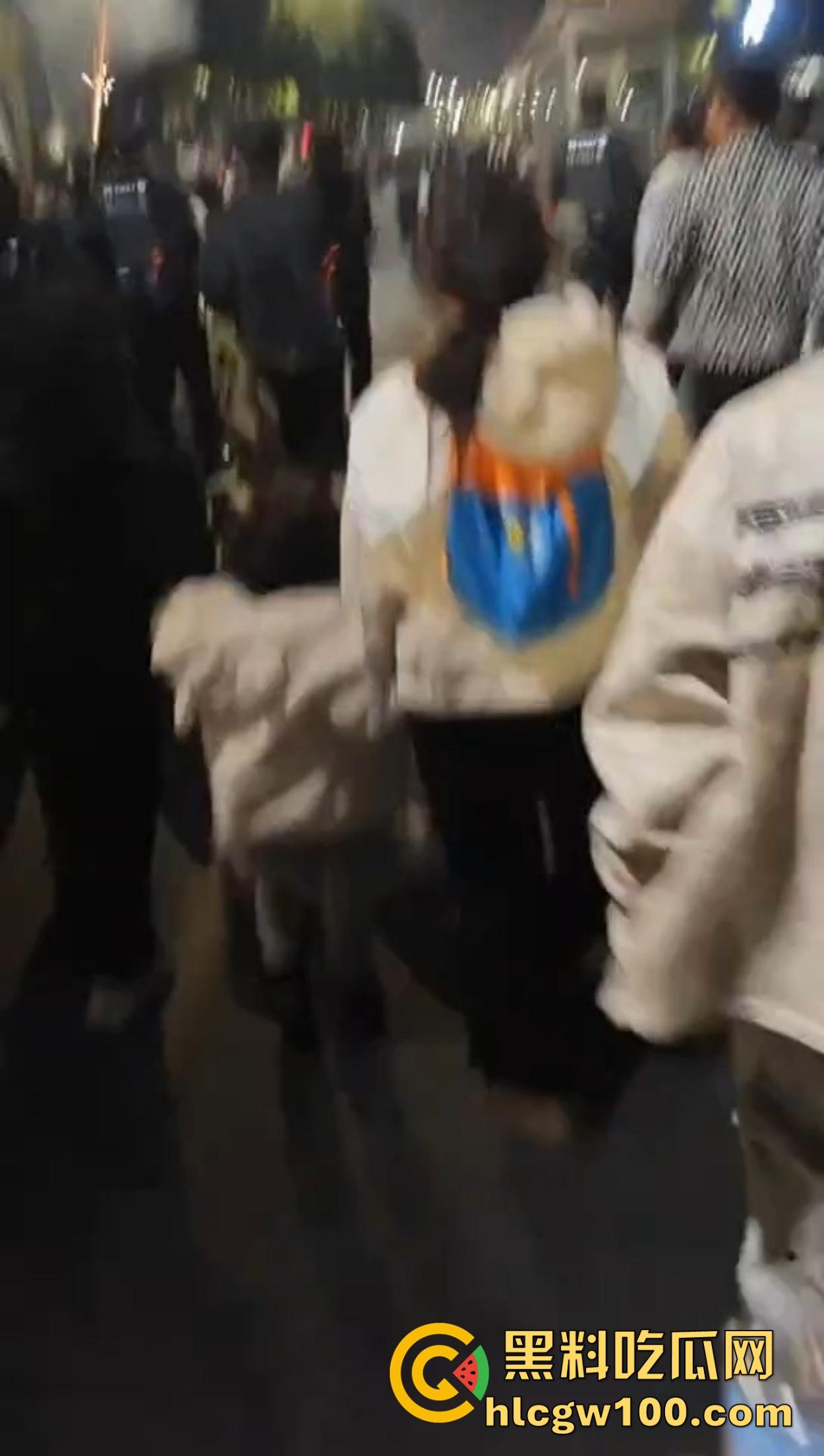 温州广场烟花事件搞笑收场，大半夜点烟花浪漫没享受多久，气氛没拉满，警察先到了，警察一到直接带走！-7