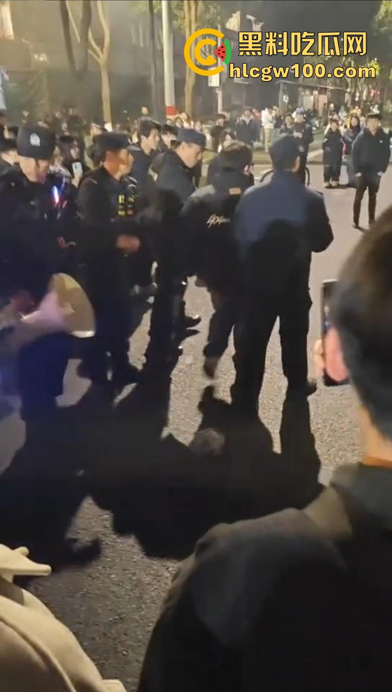 温州广场烟花事件搞笑收场，大半夜点烟花浪漫没享受多久，气氛没拉满，警察先到了，警察一到直接带走！-10