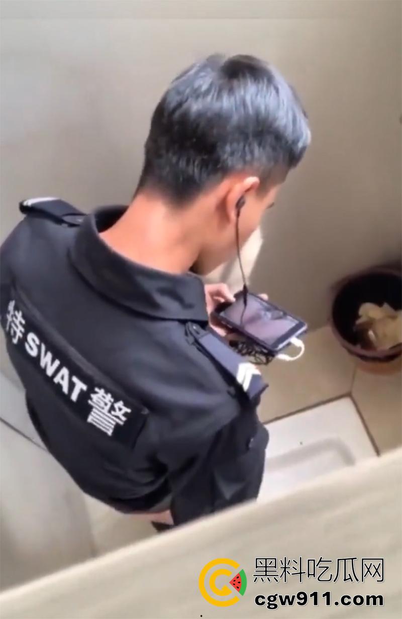 超稀有大瓜,偷拍警察在厕所打飞机,一边看片一边撸,看来是憋坏了啊,也不敢找小姐,估计是工资不够吧!-1