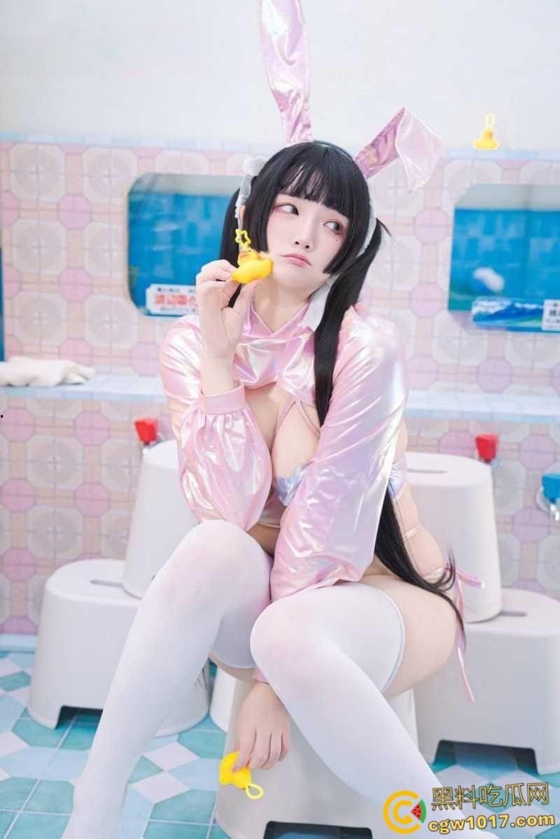 台湾萝莉女神【落落Raku】大尺度浴池写真,化身粉红小白兔激情自慰,紧致白虎穴娇艳欲滴!-3