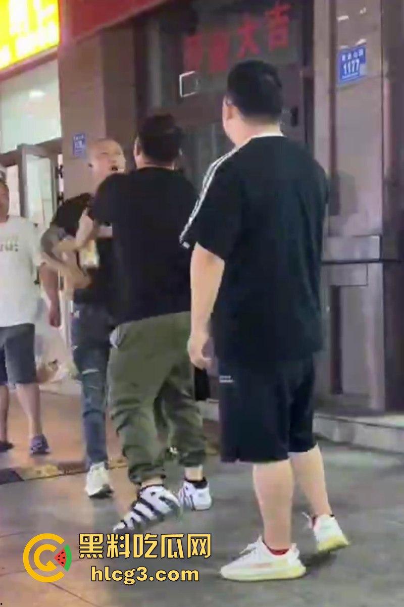 不作死就不会死!女孩烧烤店遭遇性骚扰 男友和其发生冲突对方态度却十分嚣张!-4