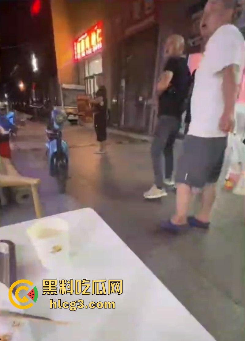 不作死就不会死!女孩烧烤店遭遇性骚扰 男友和其发生冲突对方态度却十分嚣张!-7