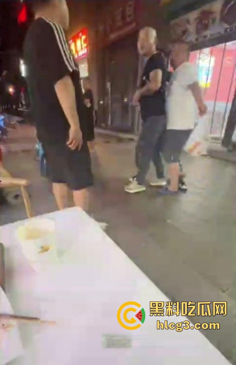 不作死就不会死!女孩烧烤店遭遇性骚扰 男友和其发生冲突对方态度却十分嚣张!-8