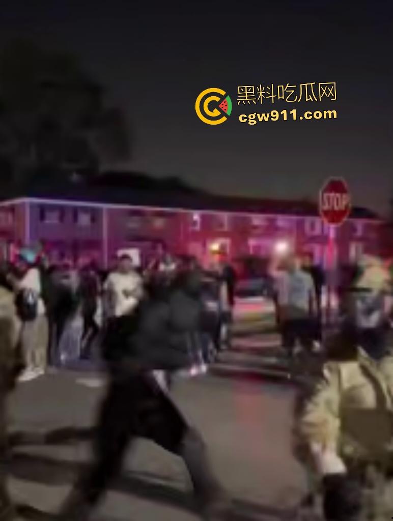 芝加哥移民猎巫大行动!特朗普铁拳砸下800+非法客从车中拖出狂搜住所,巴士驱逐潮喷抗议者怒吼“Shit”!-1