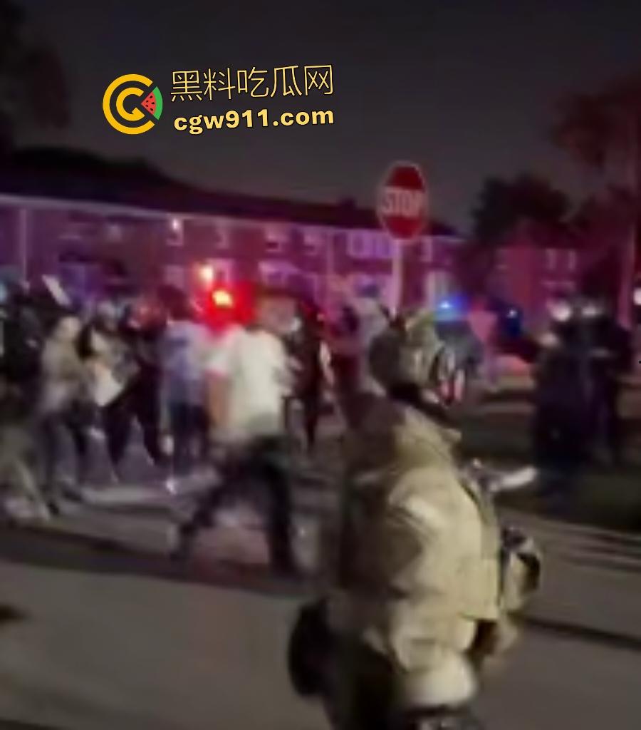 芝加哥移民猎巫大行动!特朗普铁拳砸下800+非法客从车中拖出狂搜住所,巴士驱逐潮喷抗议者怒吼“Shit”!-2