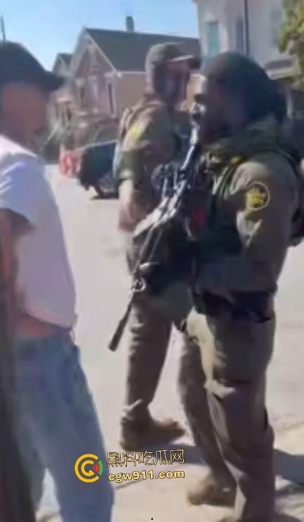 芝加哥移民猎巫大行动!特朗普铁拳砸下800+非法客从车中拖出狂搜住所,巴士驱逐潮喷抗议者怒吼“Shit”!-7