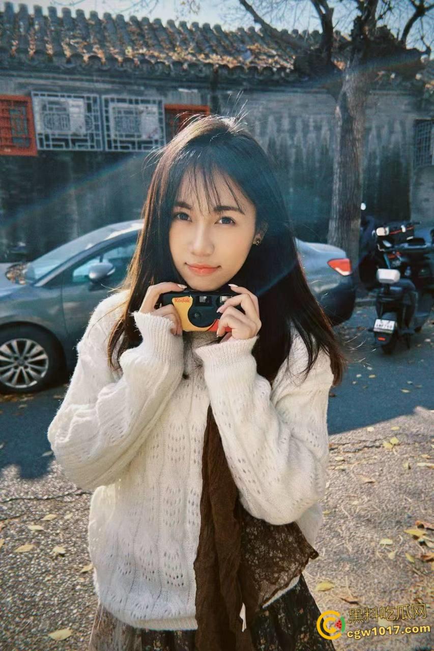 姐姐小产过后性欲望更大了，玩着手机就来脱我裤子，边自慰边给我口交，主动骑乘把我大屌夹的紧紧的，全射在小穴里 ！-2