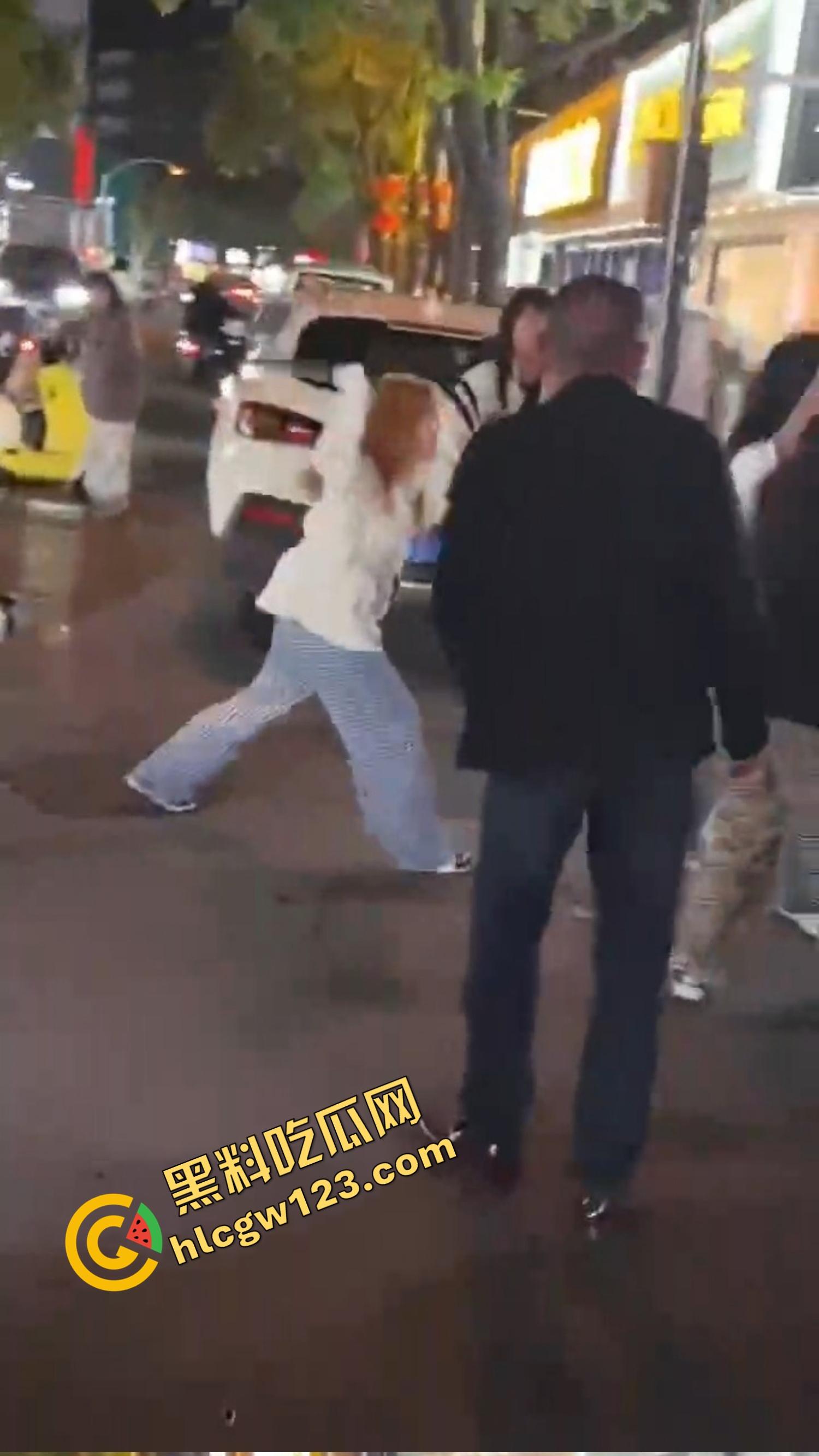 怀远街头精神小妹互砍，是刀刀见骨，电动车上扯头发、拎刀互砍，怀远街头又出发疯姐妹花！-8