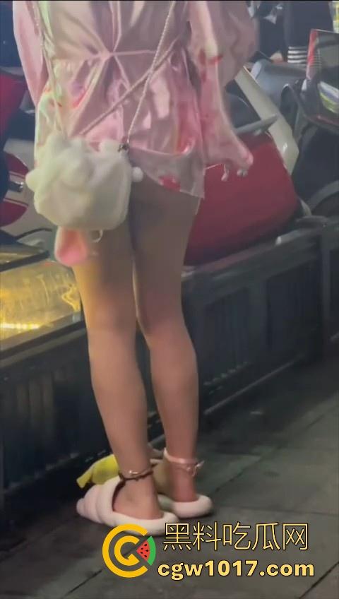 街头偶遇骚逼母狗执行主人的户外任务！齐逼短裙配透明小尾巴内裤，街头大胆露出，小骚逼玩刺激的是吧！-3