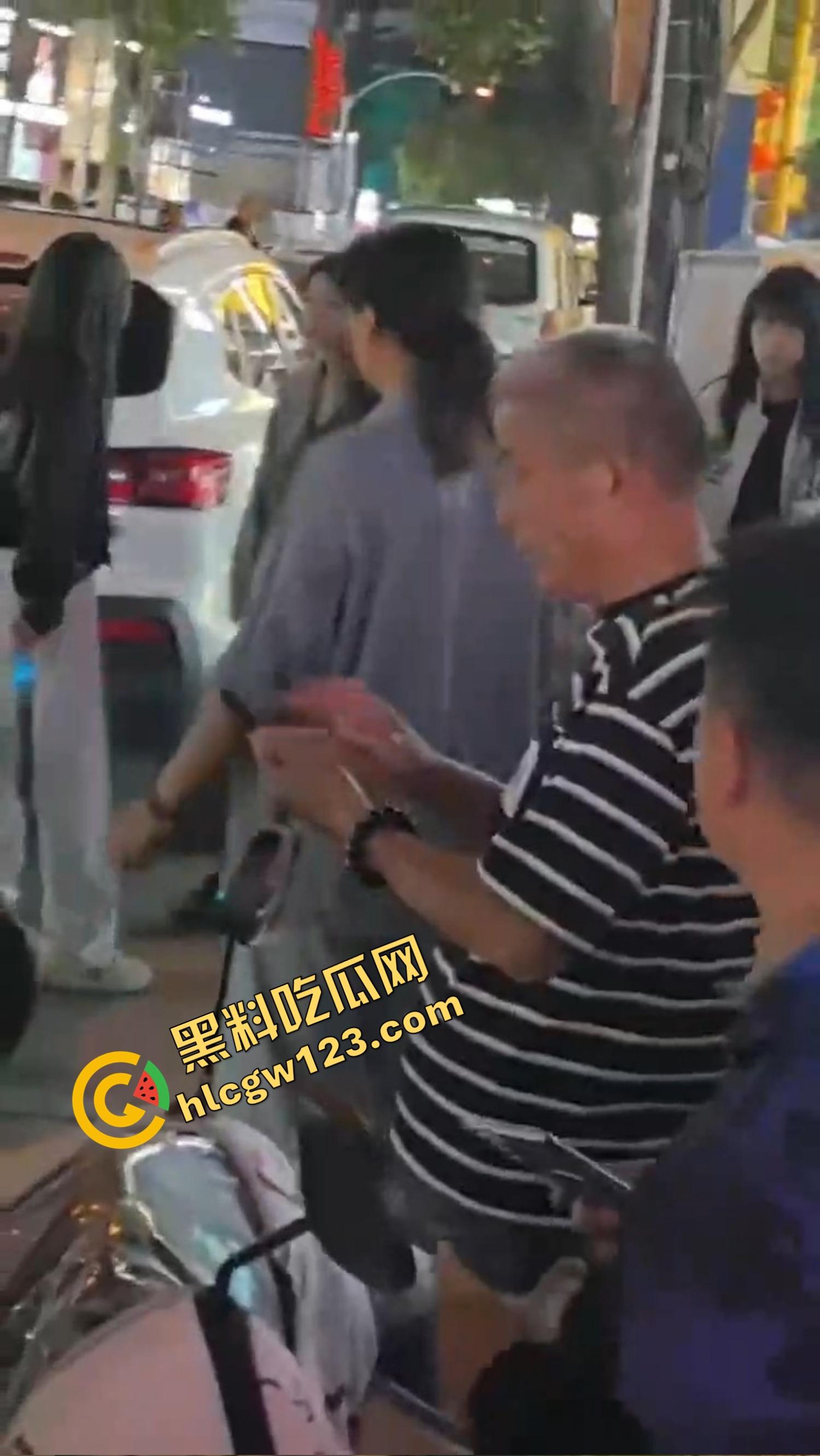 怀远街头精神小妹互砍，是刀刀见骨，电动车上扯头发、拎刀互砍，怀远街头又出发疯姐妹花！-11