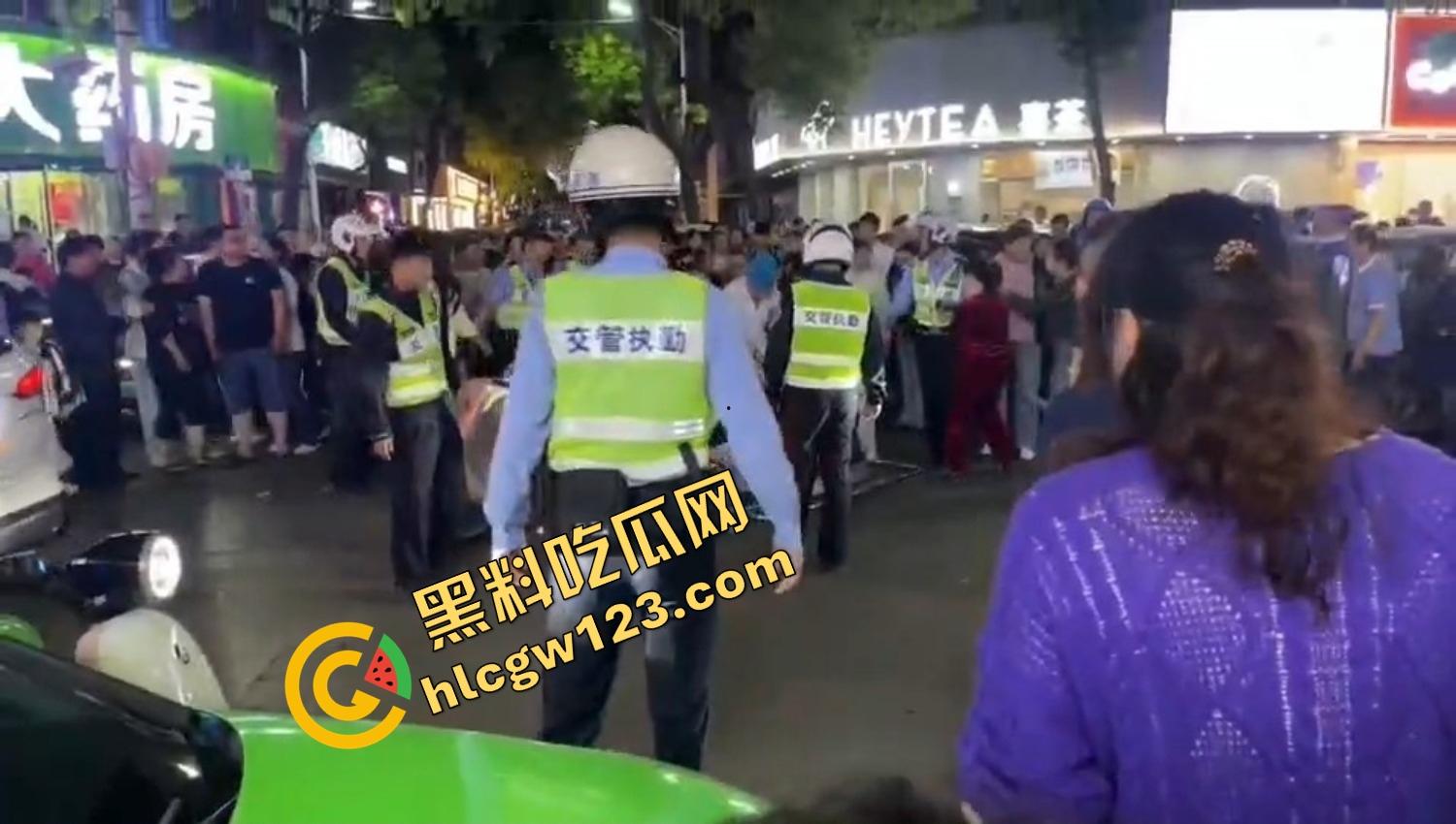 怀远街头精神小妹互砍，是刀刀见骨，电动车上扯头发、拎刀互砍，怀远街头又出发疯姐妹花！-13