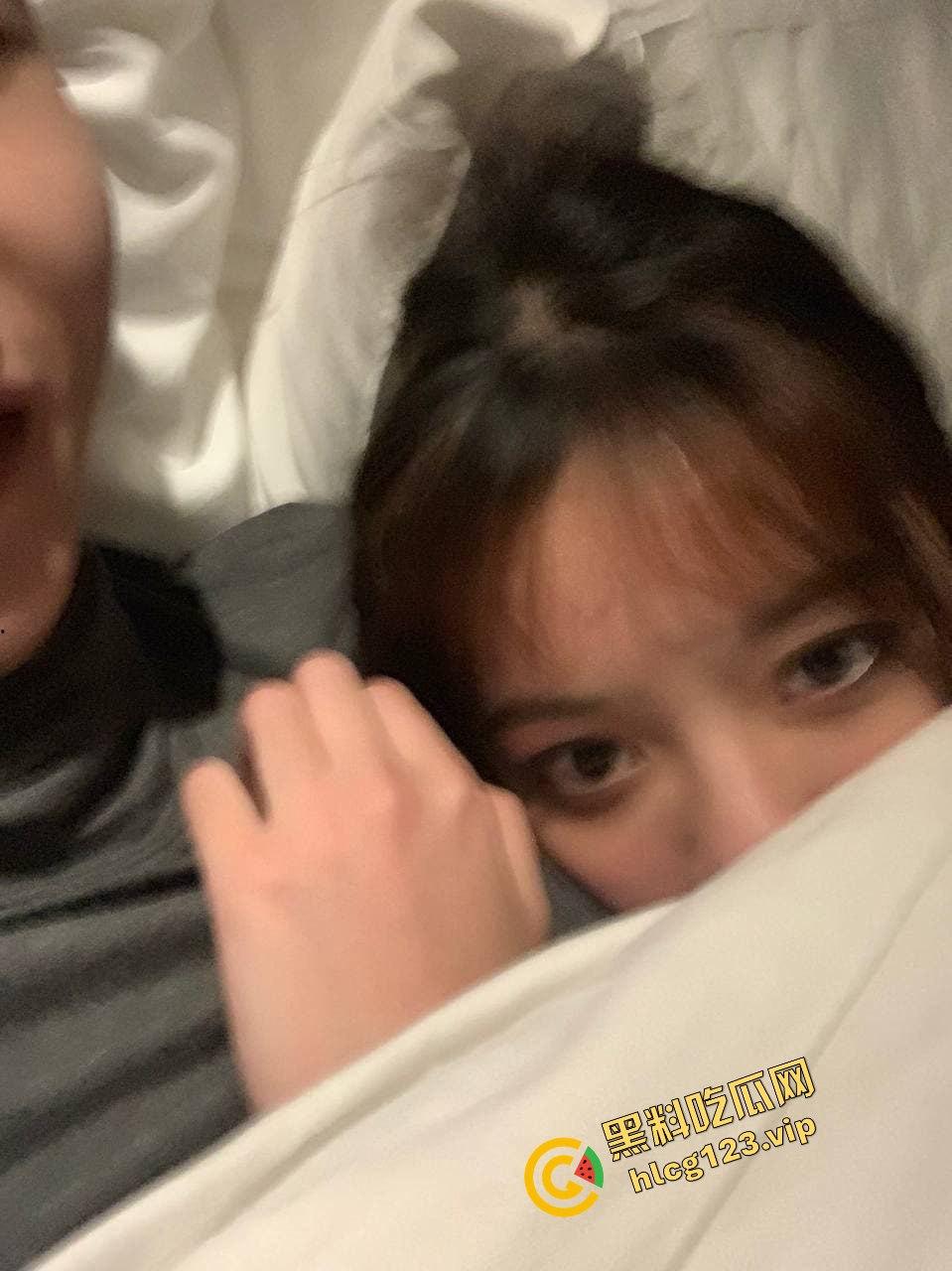 某书搭讪到的温柔大学妹子，竟是有男友的反差M属性女，3P大战释放天性！-2