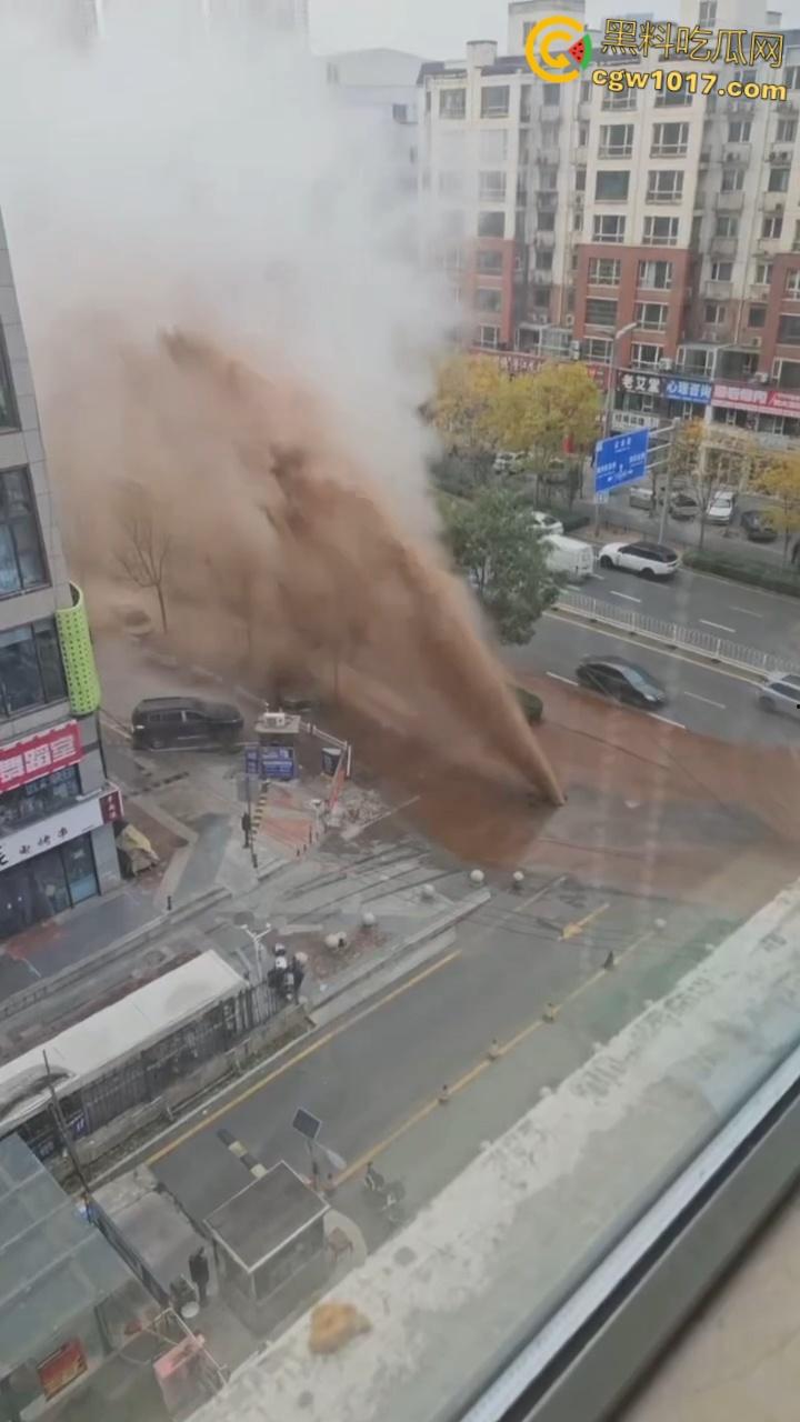 山西太原晋煤悦城，暖气主管道破裂嗷嗷喷水，高温热水裹挟泥沙喷涌而出，水柱高达数米 ！-3