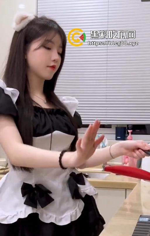 抖音280万粉清纯女神【天降之雯】最新一弹，露脸抖奶喷水湿床，绝美反差婊把舔狗耍得团团转！-2