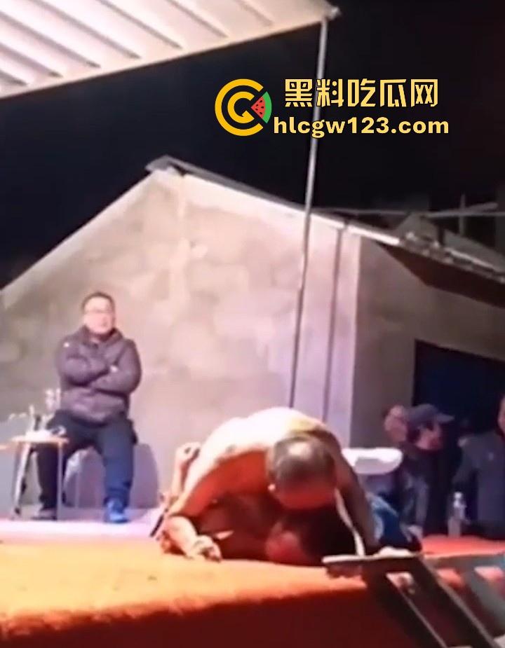 妖娆舞娘登台献艺 表演失误却被饥渴老登强行推倒施暴 看来这老登已饥渴难耐了 全场群众瞠目结舌!-4