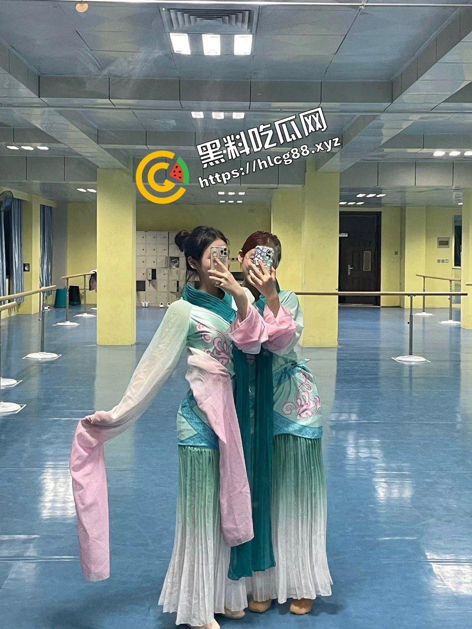 湖南艺术职业反差舞蹈生【胡可】网聊卖视频线下约炮,188元过门槛观赏极品美乳粉逼酮体!-6