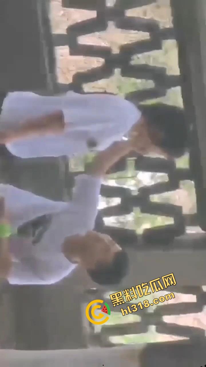 两高中生逃课白天公园偷开房,野战打炮连安全套都来不及戴,阳光下直接开始啪啪,青春期欲望根本藏不住!-6