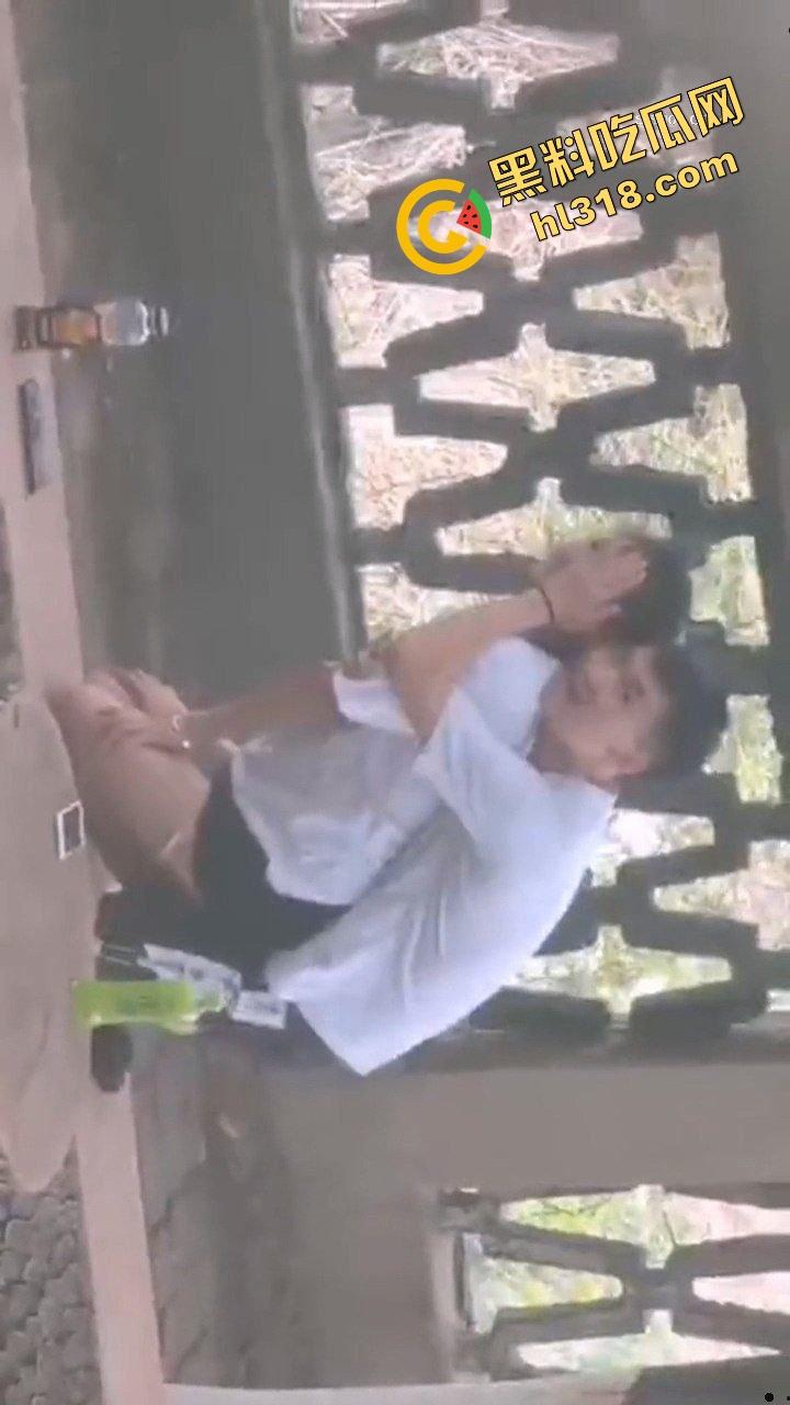 两高中生逃课白天公园偷开房,野战打炮连安全套都来不及戴,阳光下直接开始啪啪,青春期欲望根本藏不住!-10