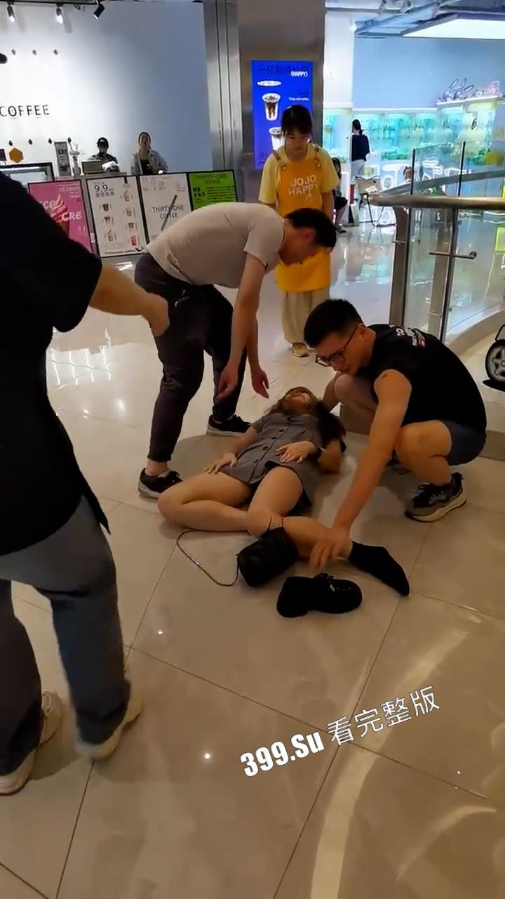 喝醉的小仙女 倒头就睡  但为什么喝完酒的女孩子裤子大都不见了？自己脱的？ （五）-4