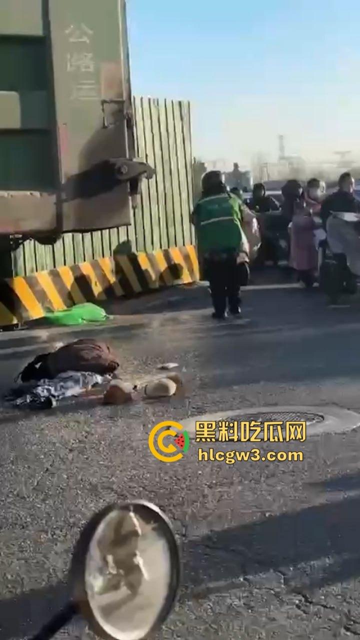 武汉一妹子骑车玩手机闯红灯惨遭大车碾压 直接腿被撞没上演“下半身失踪”  现已确认死亡！-3