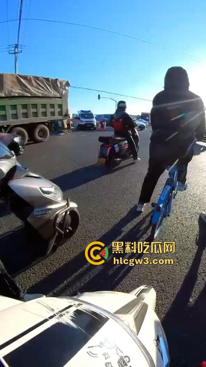 武汉一妹子骑车玩手机闯红灯惨遭大车碾压 直接腿被撞没上演“下半身失踪”  现已确认死亡！-4