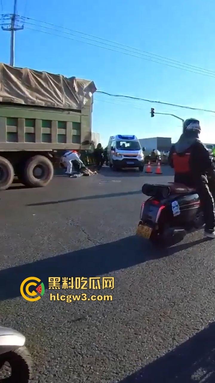 武汉一妹子骑车玩手机闯红灯惨遭大车碾压 直接腿被撞没上演“下半身失踪”  现已确认死亡！-5