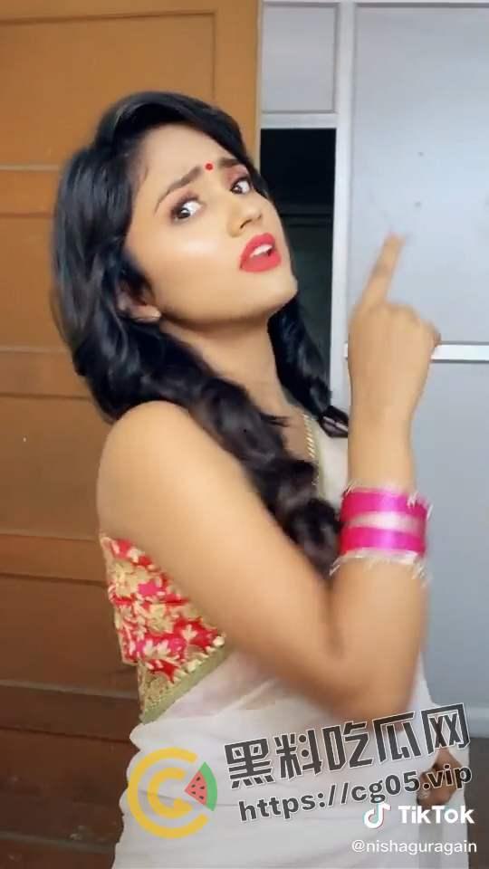 印度淫娃！Tiktok  INS 印度网红 【妮莎】【NishGuragain】和男朋友性爱自拍流出 咖喱味的极品美女-8
