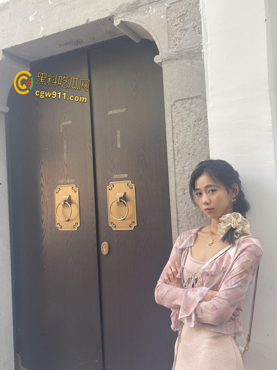 高颜值反差母狗【阡阡】，被男友调教视频流出，粉嫩骚逼黑丝高跟，全裸倒立一字马，撒尿淋身淫乱不堪！-1