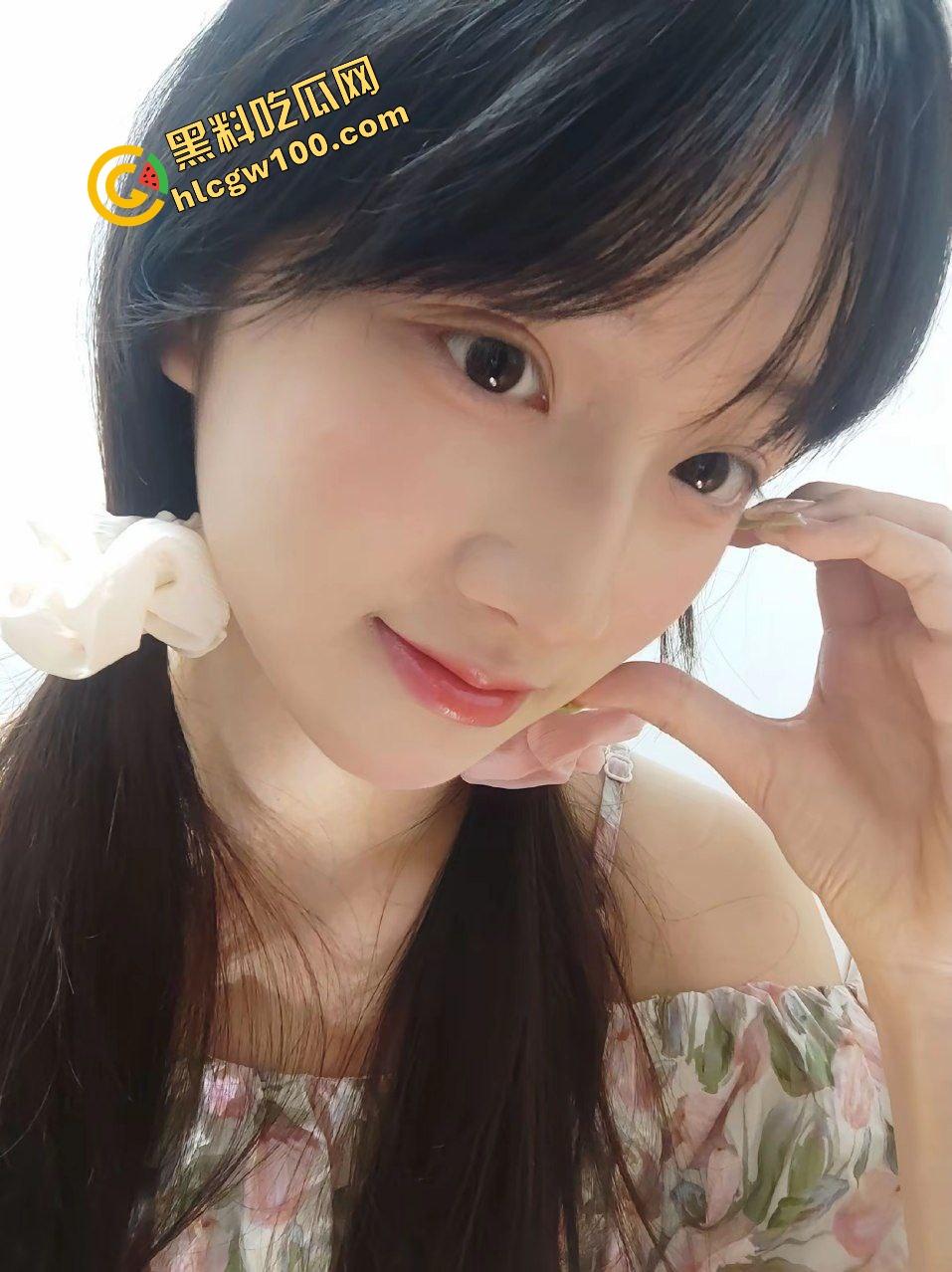 江苏南通大学眼镜妹反差婊【林惠婷】私下发骚床上抠逼，白浆粘液淫荡抠出！独家曝光流出！-1