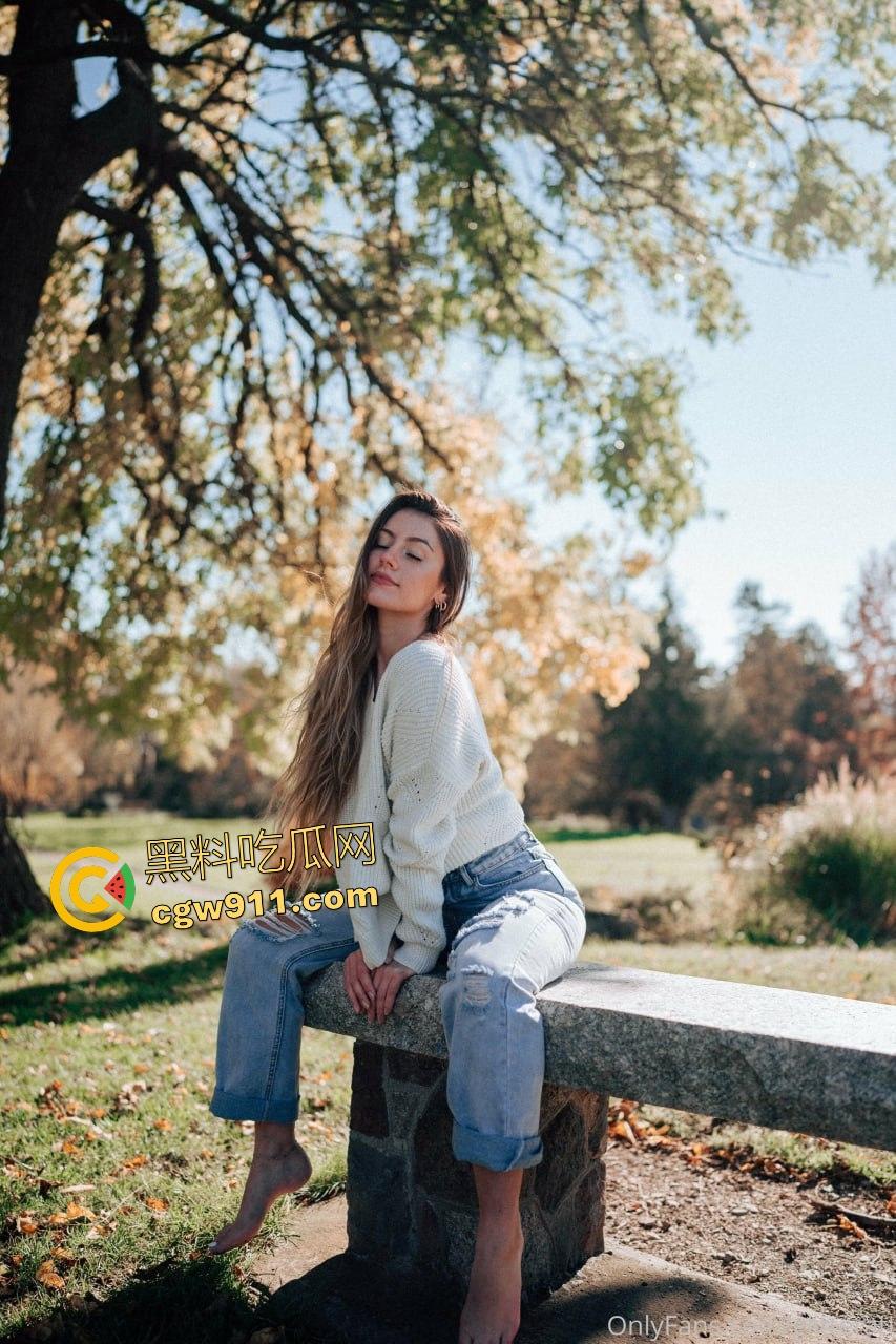 OnlyFans【Glitterati】棕发尤物，厕所被干到脸红，娇喘撸18厘米巨屌，深洞吞精如无底渊潭！-1