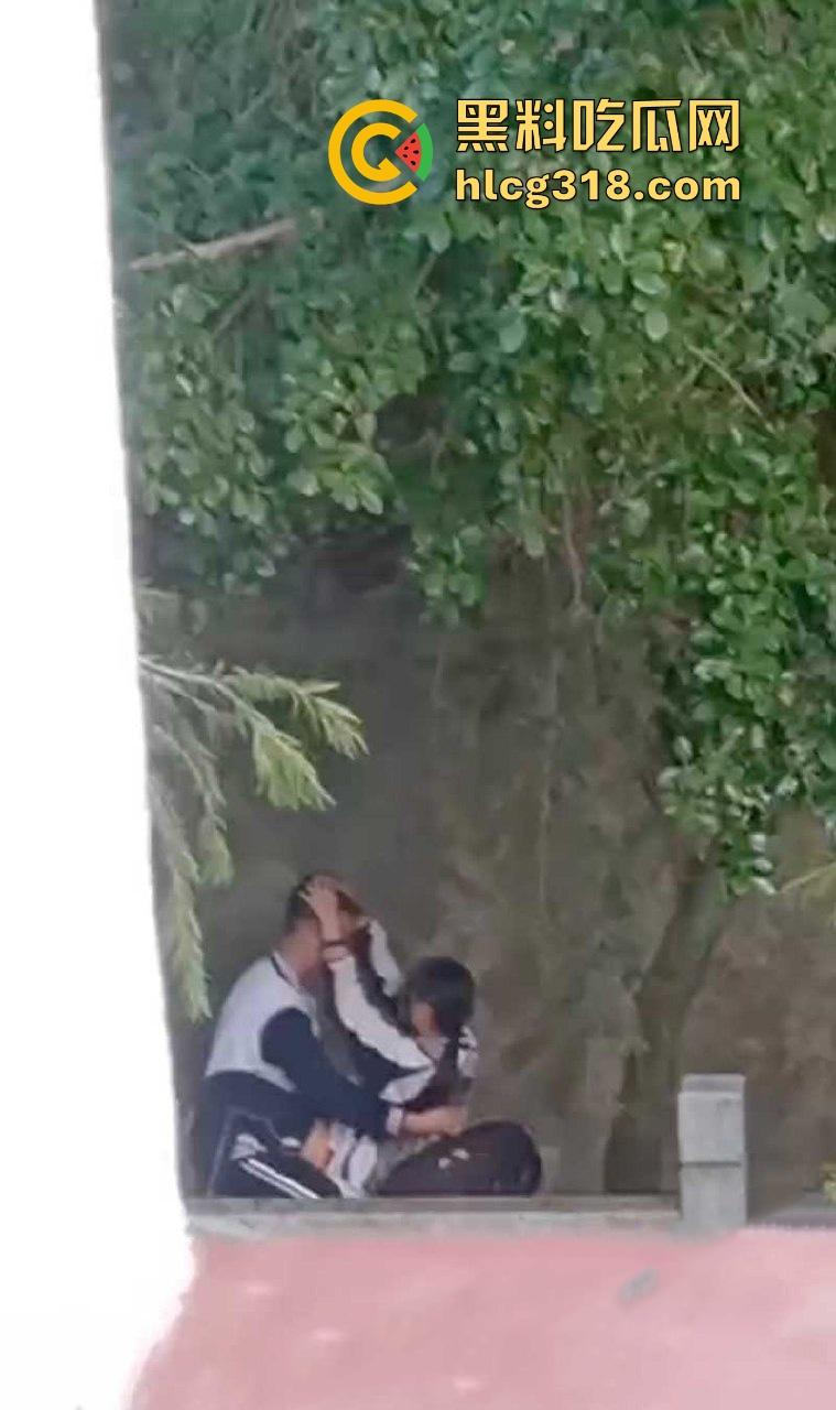 高中校园角落学生情侣激情野战被偷拍 !她校服半敞 奶子白嫩 小美女上位骑乘表情淫荡享受!-1