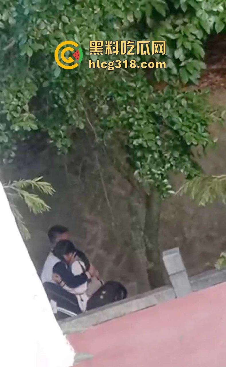 高中校园角落学生情侣激情野战被偷拍 !她校服半敞 奶子白嫩 小美女上位骑乘表情淫荡享受!-2