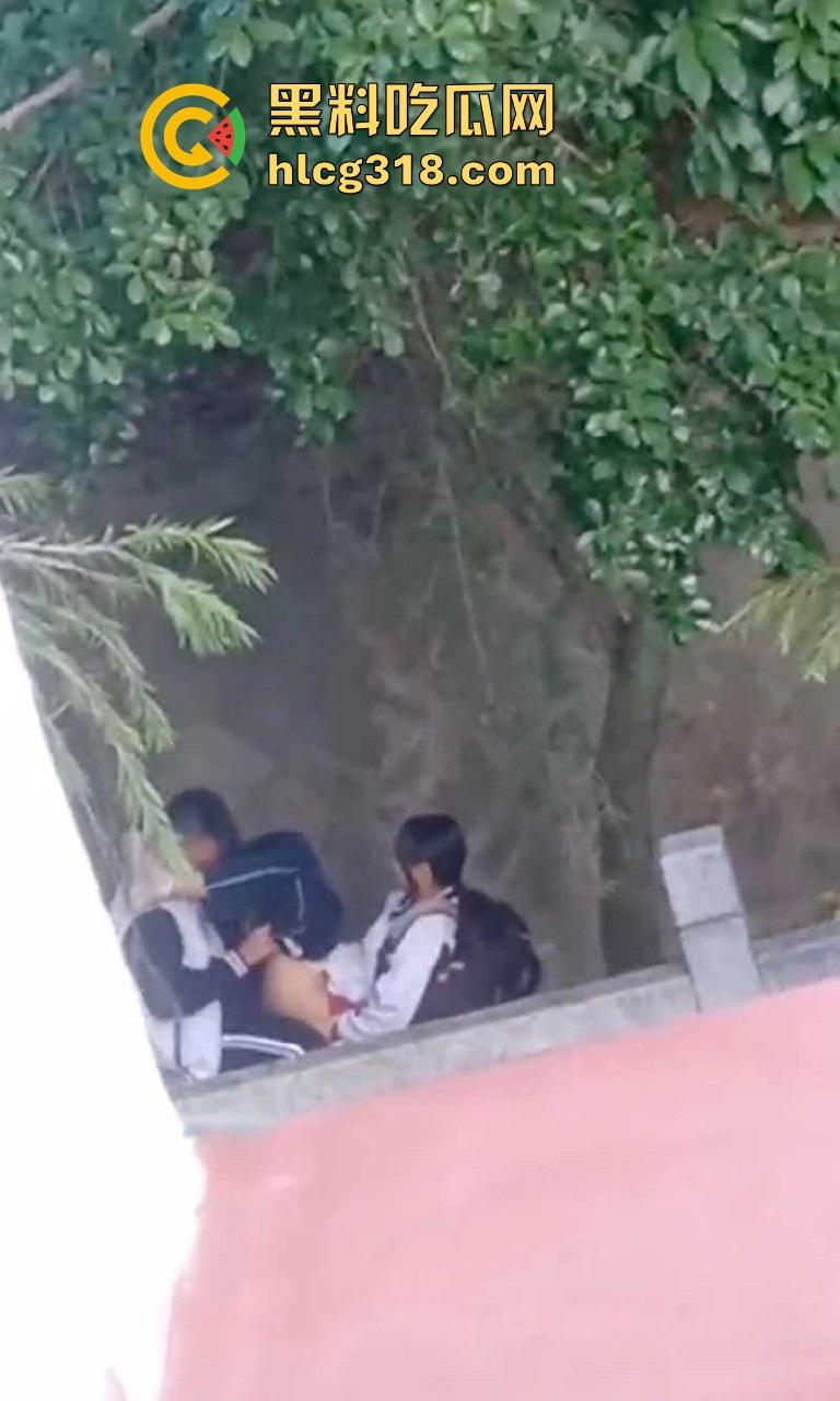 高中校园角落学生情侣激情野战被偷拍 !她校服半敞 奶子白嫩 小美女上位骑乘表情淫荡享受!-4