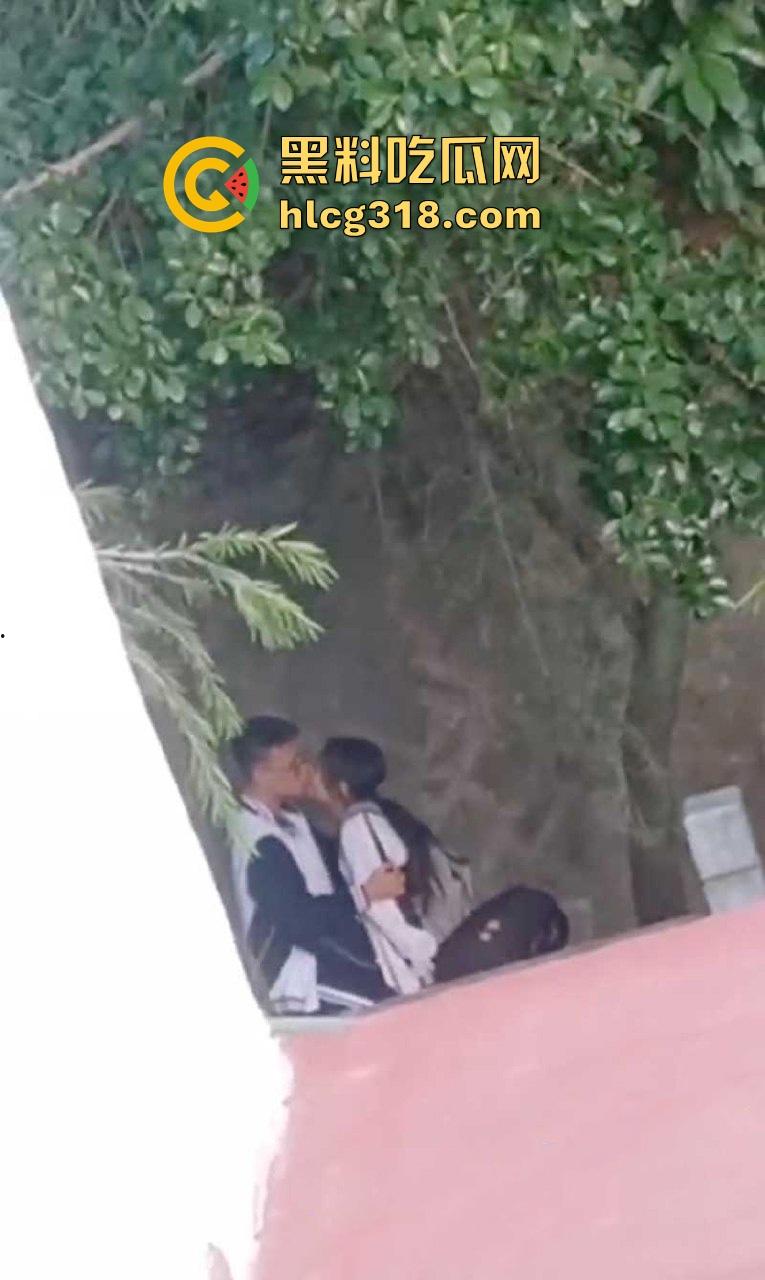 高中校园角落学生情侣激情野战被偷拍 !她校服半敞 奶子白嫩 小美女上位骑乘表情淫荡享受!-5