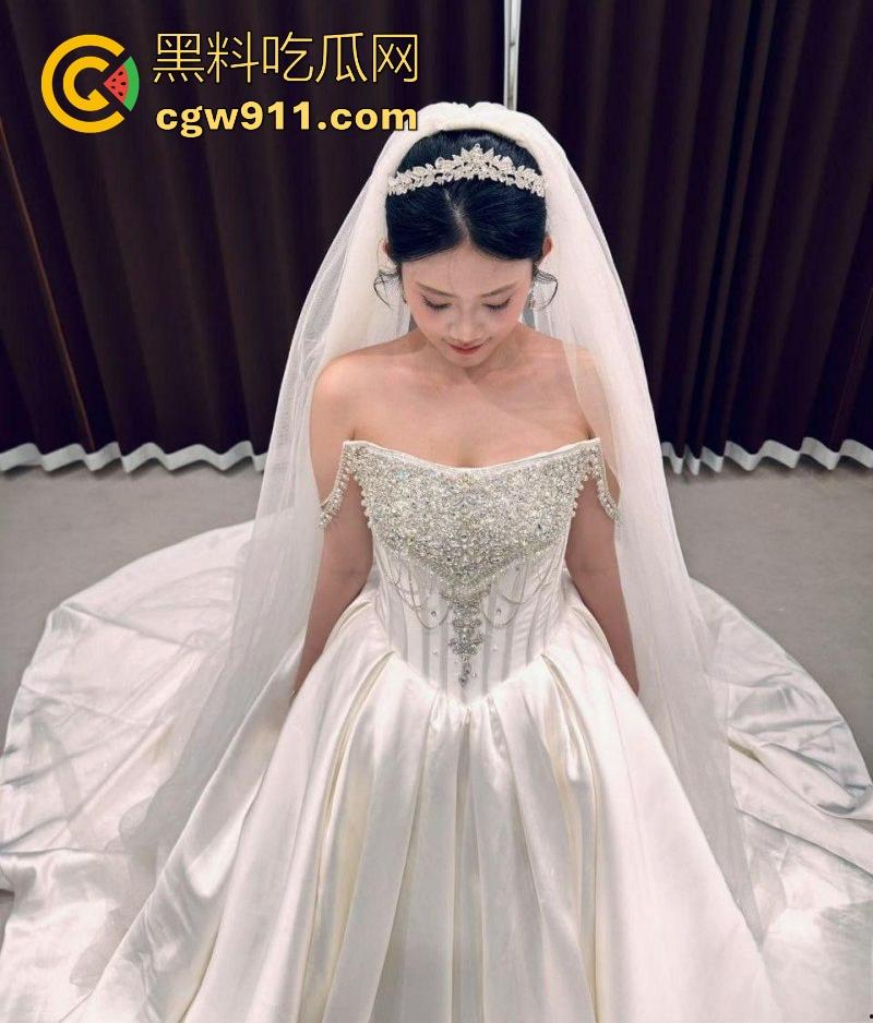 推特颜值母狗【南南想吃糖】最新口交私拍流出，淫靡骚脸极度媚精，胯下比耶狂吞粗长屌，只想对母狗狠狠蹂躏一番！-2