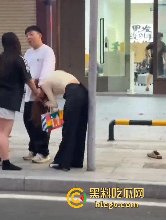 珠海男子带小三购物被原配抓包！小三有身材，原配有火气，抓头发骂得那叫一个狠！-1