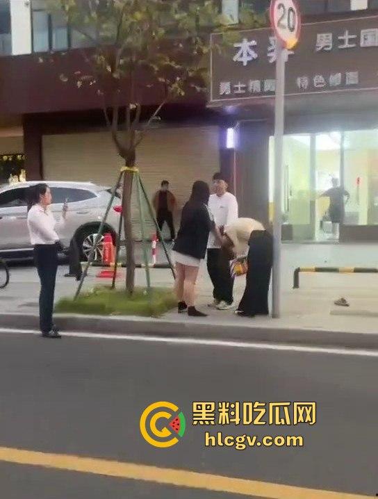 珠海男子带小三购物被原配抓包！小三有身材，原配有火气，抓头发骂得那叫一个狠！-6