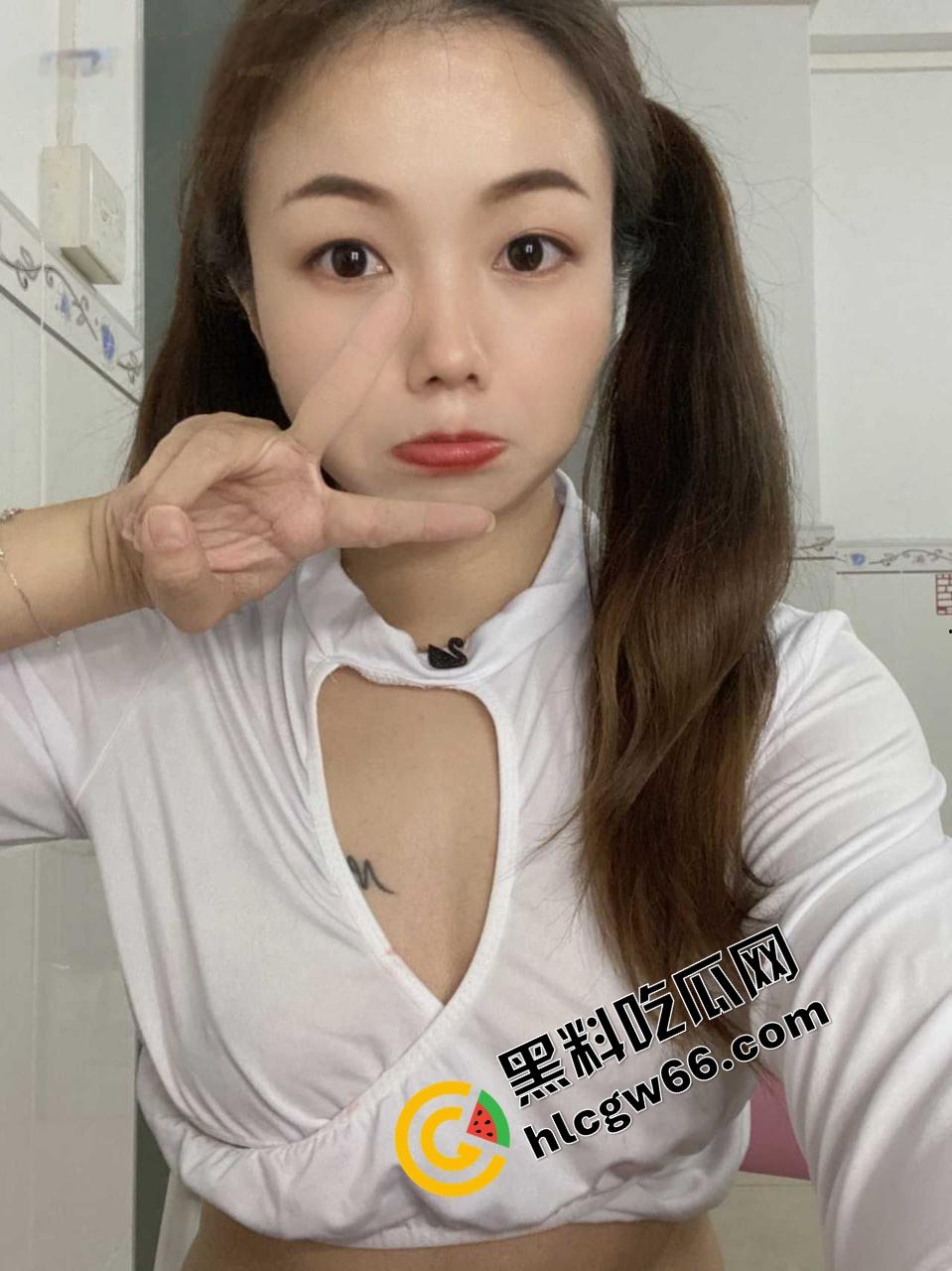 东莞老阿姨【吴方情】整成精致人皮娃娃只为金主赏脸，黑逼自拍跪地求曝光只想被弟弟狠狠操烂！-6